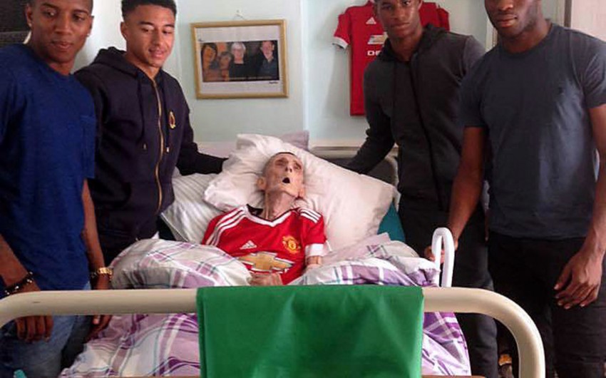 Mançester Yunayted klubu ölüm ayağında olan azarkeşi ziyarət edib - FOTO