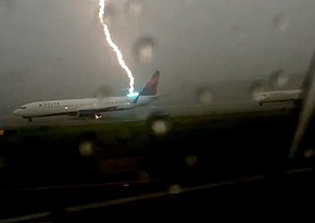 Plane  struck by lightning in the United States - VIDEO