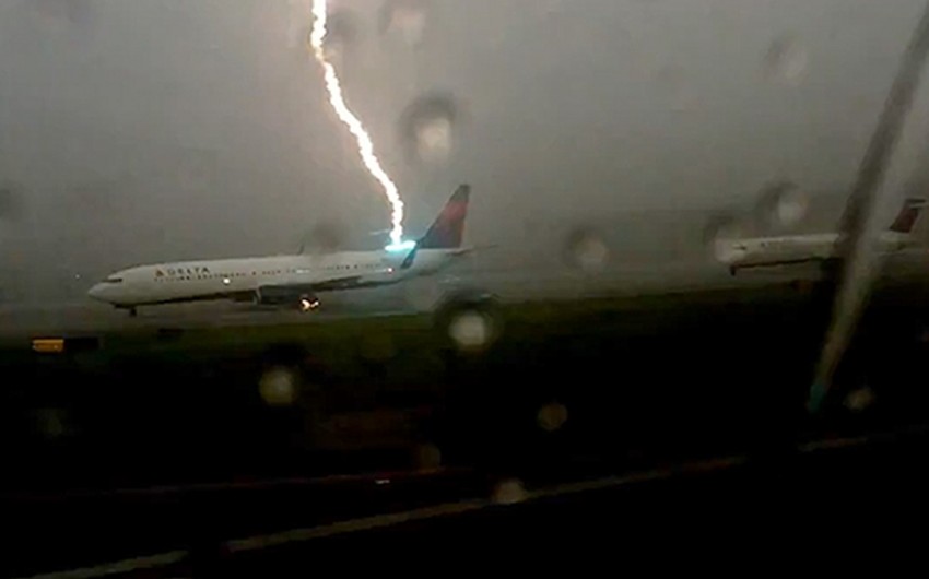 Plane  struck by lightning in the United States - VIDEO