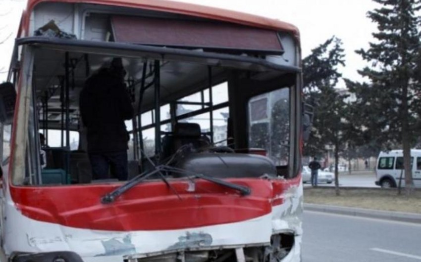 Bakıda marşrut avtobusu qəzaya uğrayıb, 6 nəfər yaralanıb - YENİLƏNİB