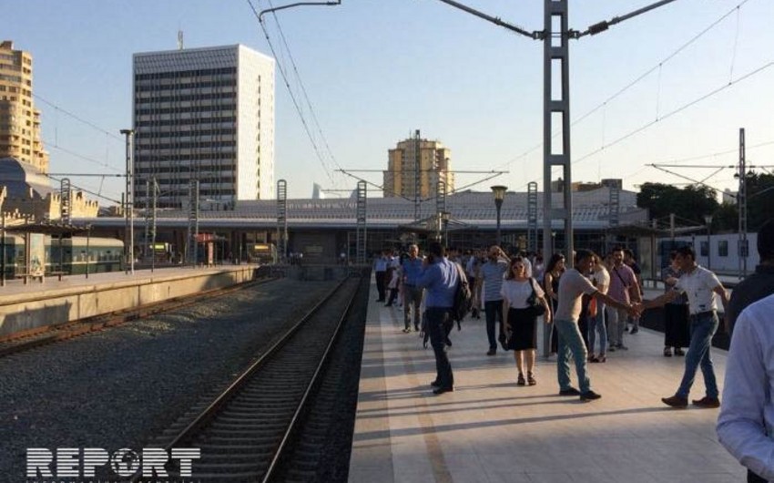 Перед кассами, занимающимися продажей билетов на электропоезда Баку-Сумгайыт-Баку, возникла длинная очередь