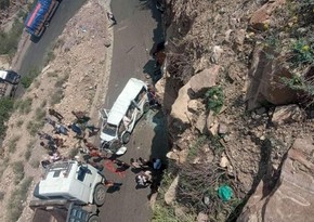 Bus plunges off mountain road in S. Yemen, 15 killed