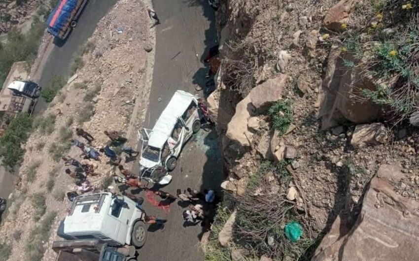 Bus plunges off mountain road in S. Yemen, 15 killed