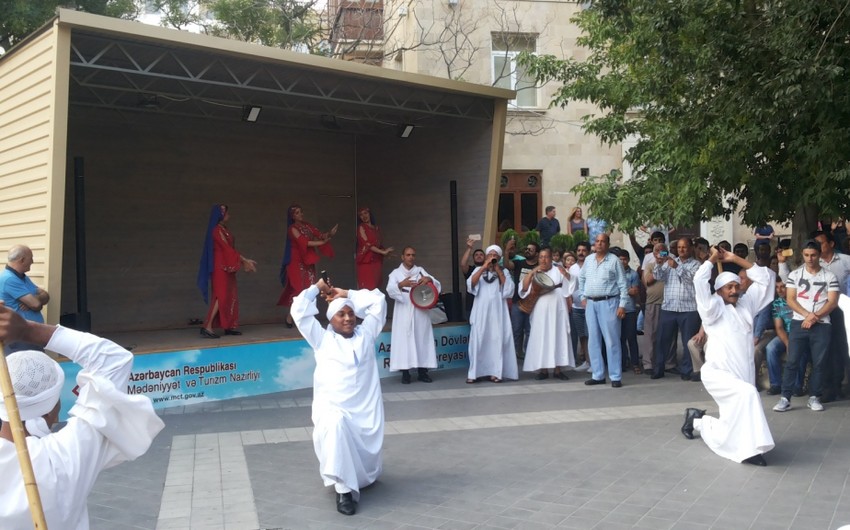 Известная фольклорная танцевальная группа Гина выступила с концертом на улицах Баку