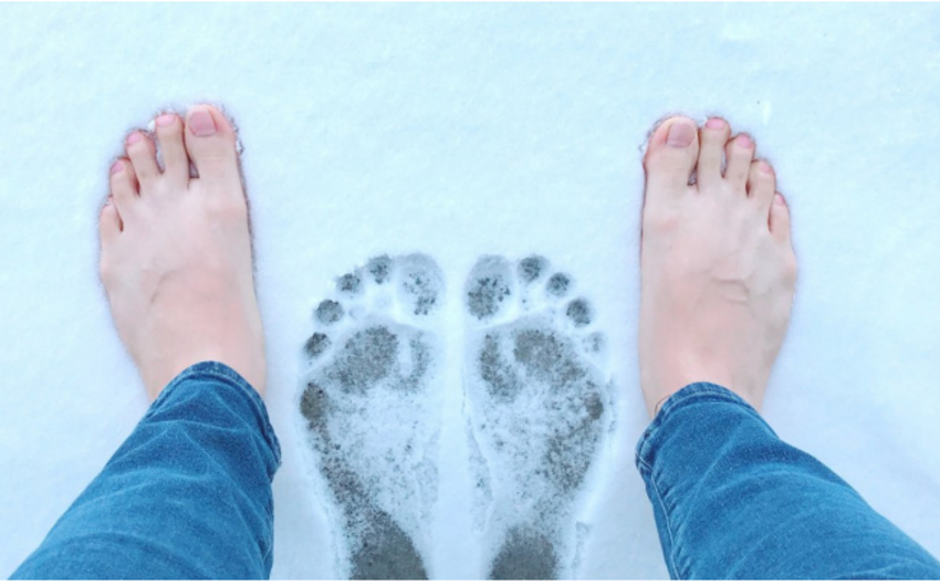 Что делать если при температуре холодные ноги. Ноги в снегу.