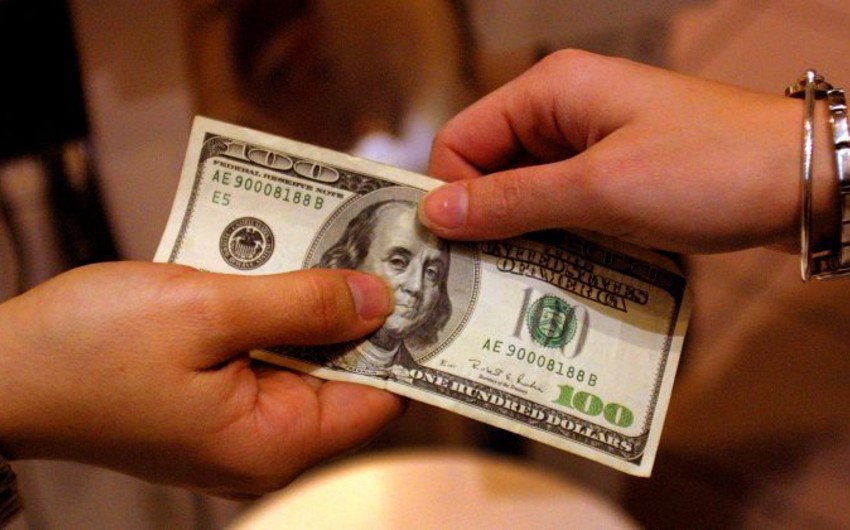 В Баку задержан мужчина при попытке обменять фальшивые доллары в банке
