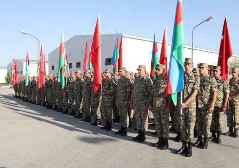 По случаю годовщины освобождения Баку от оккупации в Пирекешкюле проходит шествие военных