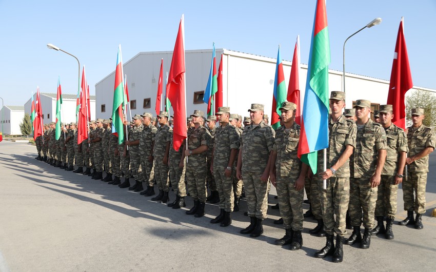 По случаю годовщины освобождения Баку от оккупации в Пирекешкюле проходит шествие военных