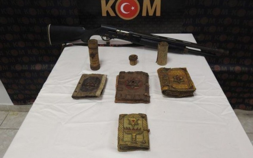 Türkiyəyə qanunsuz yolla gətirilən 1 000 illik Tövrat kitabları müsadirə olunub