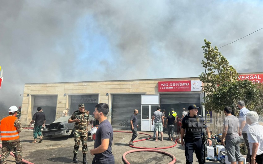 В Сумгаите горит автомастерская, пожарные частично локализовали пожар