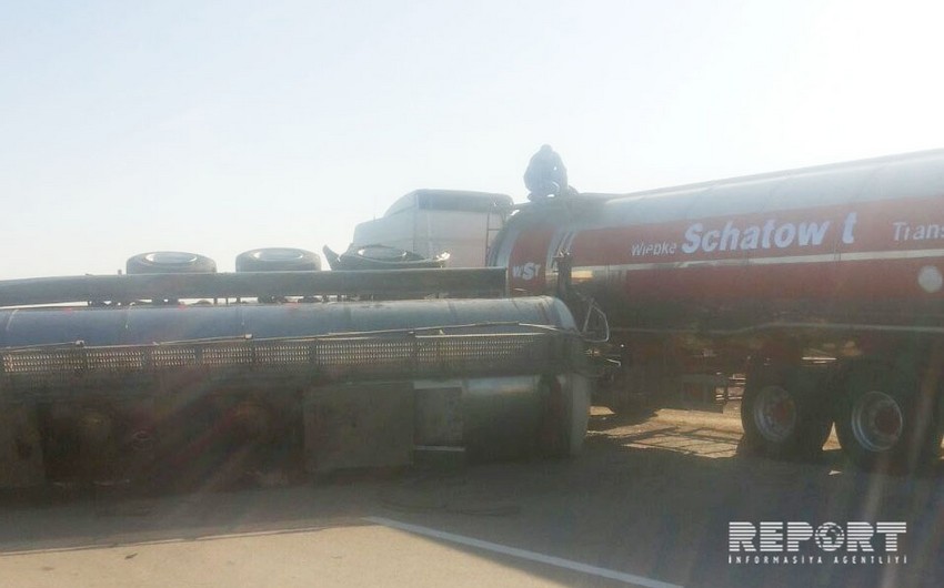 В Горанбое перевернулся грузовик, груз разбросан по дороге - ФОТО