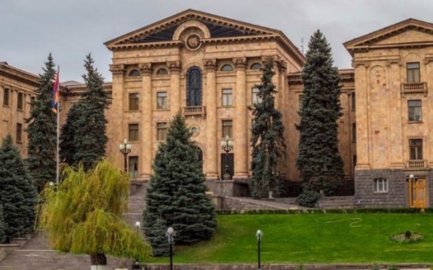 Ermənistan parlamentinin keçmiş rəsmisi fırıldaqçılıqda ittiham olunur