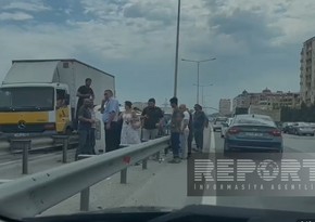 Bakı-Sumqayıt yolunda avtomobil aşıb, tıxac yaranıb - VİDEO