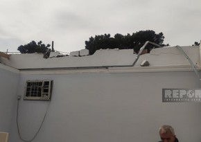 Сильный ветер сорвал крышу дома в Баку, есть пострадавшие