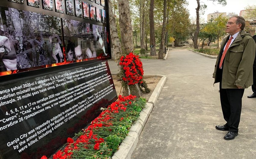 Посол США почтил память погибших при терактах в Гяндже