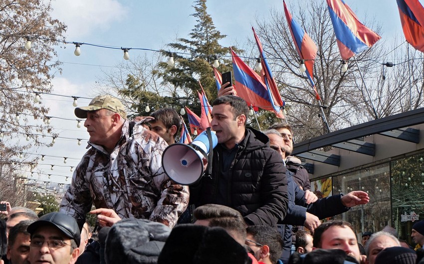 Сторонники оппозиции прибывают в палаточный лагерь в центре Еревана