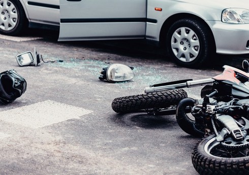 В Гяндже автомобиль столкнулся с мотоциклом