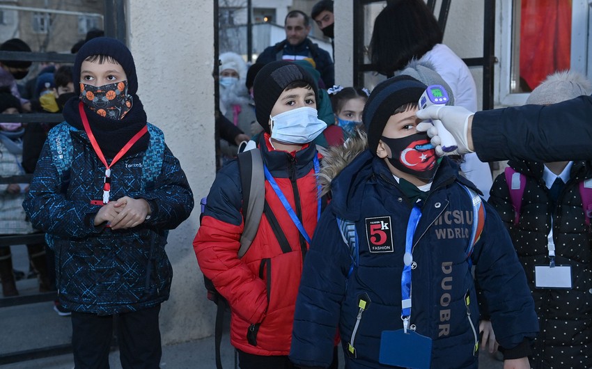 В Баку 5 учителей и 1 ученик дошкольной группы заразились коронавирусом