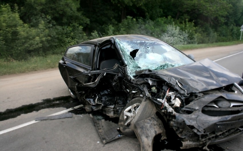 В Имишли автомобиль врезался в экскаватор, водитель погиб