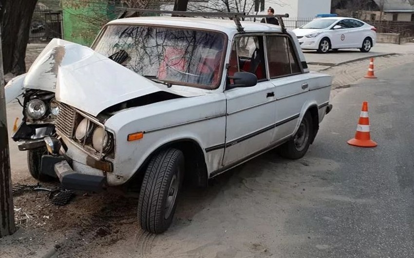 В Уджаре автомобиль врезался в столб, два человека погибли