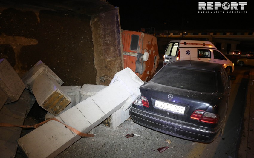 В Баку грузовой автомобиль опрокинулся на легковушку, есть пострадавший - ФОТО