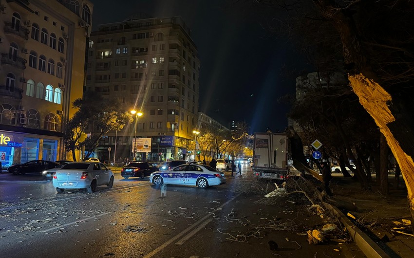 Yasamalda yük avtomobilinin ağaca dəyməsi nəticəsində sıxlıq yaranıb