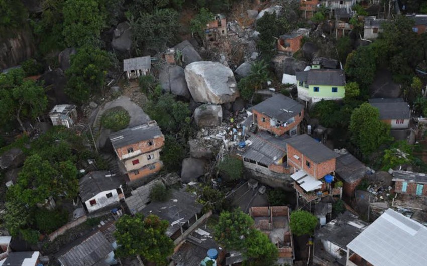 В Бразилии кусок скалы упал на жилые дома