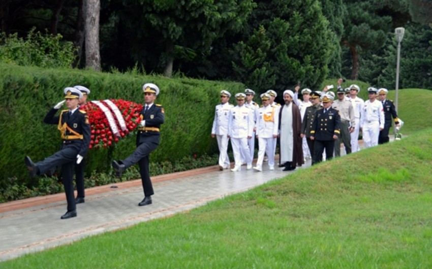 Делегация ВМС Ирана посетила в Баку Аллею почетного захоронения и Аллею шехидов