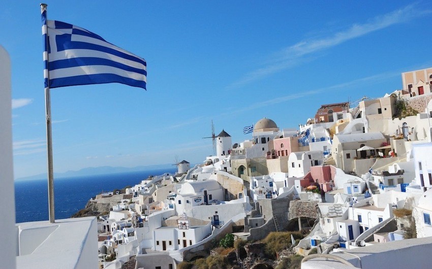 Поток туристов в Грецию продолжает расти, несмотря на недавние лесные пожары вокруг Афин
