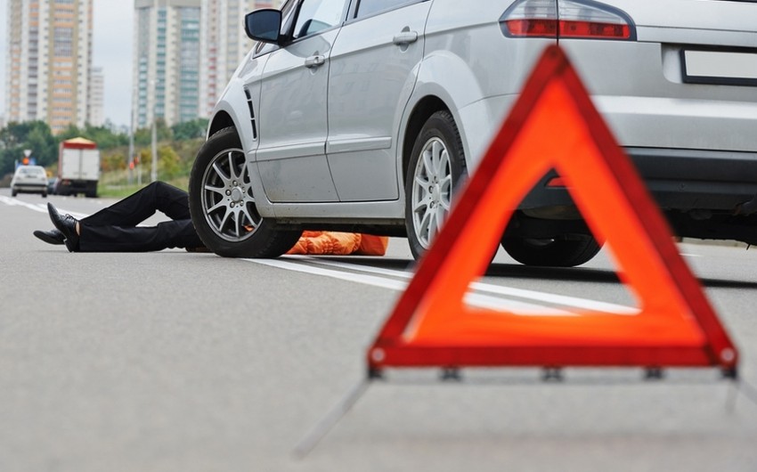 В Баку водитель сбил юношу и скрылся с места ДТП