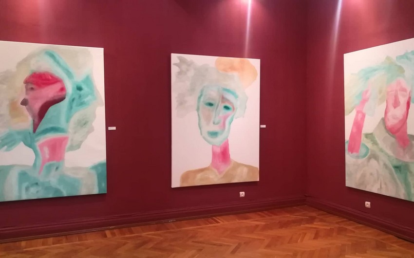 В Баку открылась выставка португальского художника Карлуша Мота