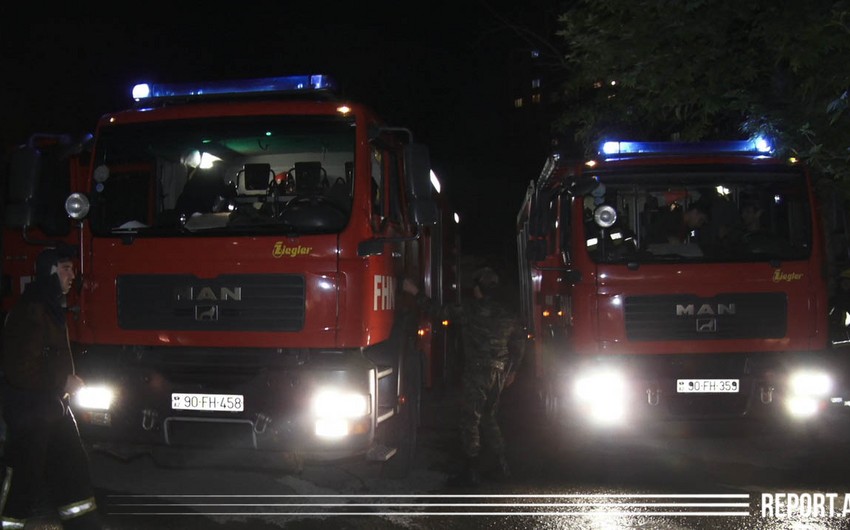 Bakıda yanğın zamanı 2 nəfər zəhərlənib, sakinlər təxliyə olunub