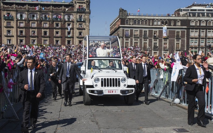 В Мехико более 200 тысяч человек вышли приветствовать папу Франциска