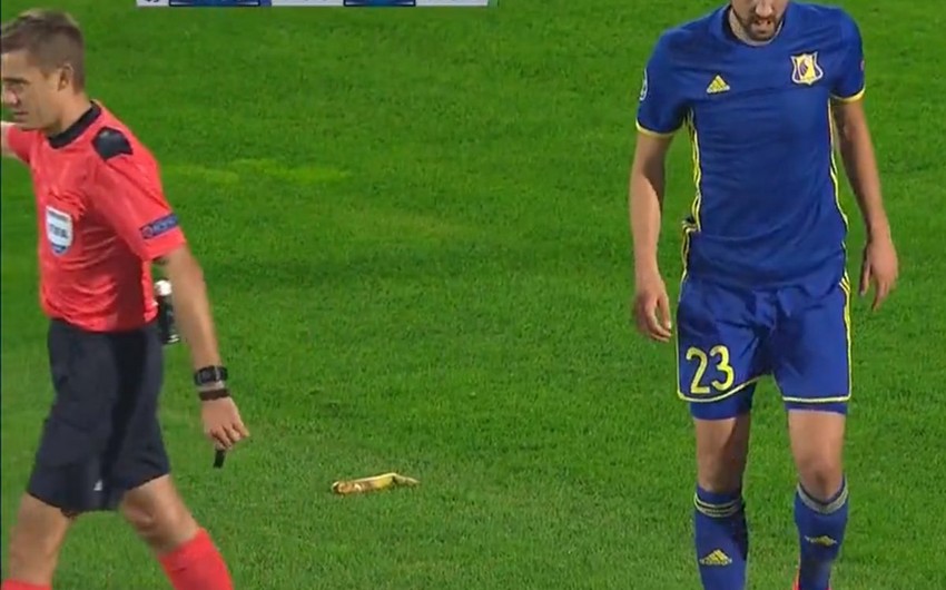 A banana thrown on to pitch at Champions League match - VIDEO