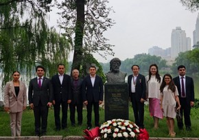 Delegation of Azerbaijani Ministry of Culture visits Nizami Ganjavi's bust  in China