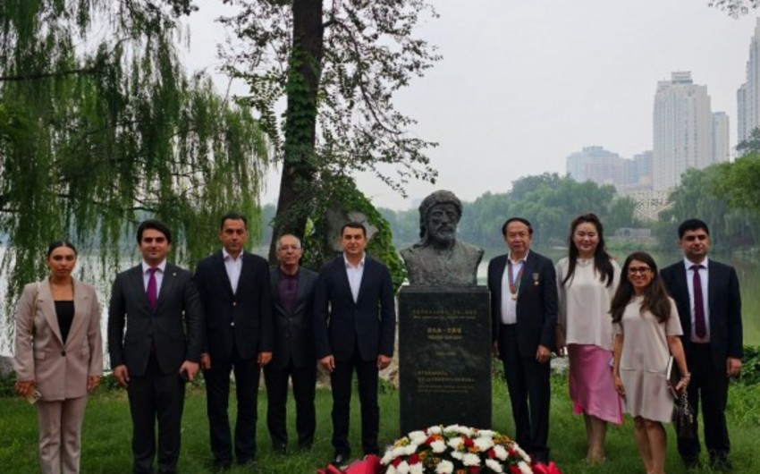 Delegation of Azerbaijani Ministry of Culture visits Nizami Ganjavi's bust  in China