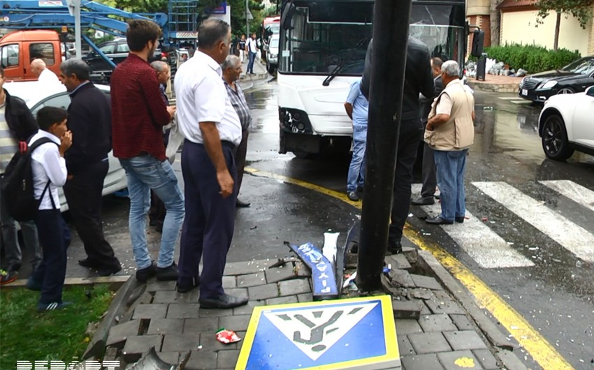 В Баку автобус сбил пешехода, сестра раненого избила водителя