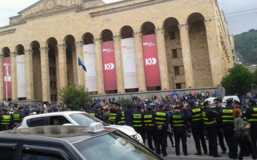 Tbilisidə parlament binasının qarşısına əlavə polis qüvvələri cəlb edilib