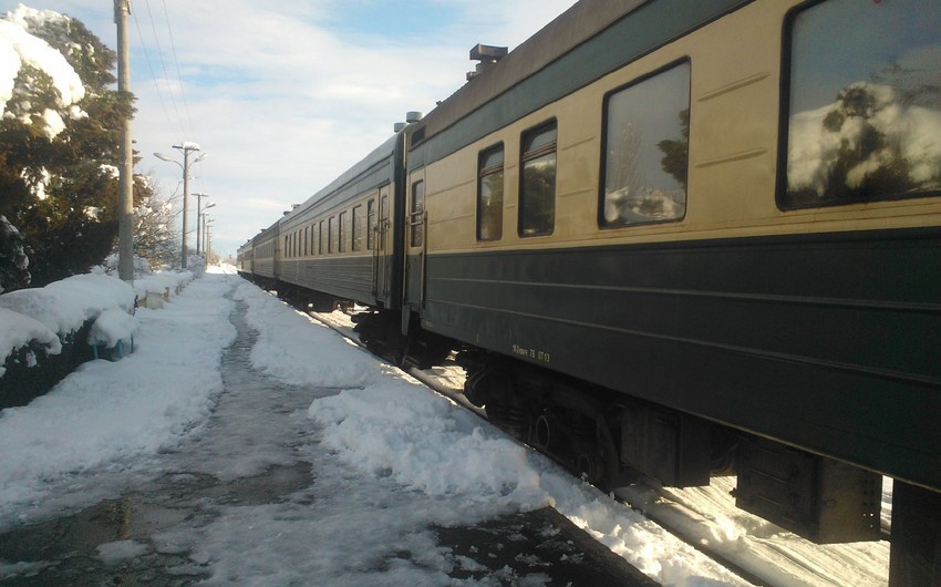 ​Из-за снегопада в Гахе приостановлено движение поезда Баку-Балакяны, пассажиров пересадили на автобусы