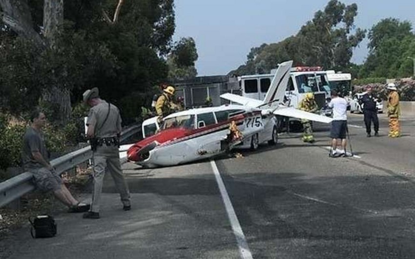 В США самолет врезался в автомобили во время аварийной посадки