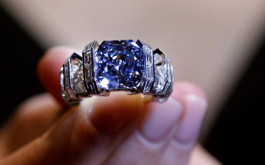Редкий голубой бриллиант был продан за 17,1 млн долларов