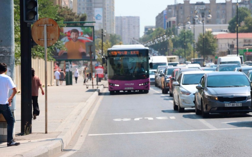 Bakının Şərifzadə küçəsində avtobus zolağında vaxt məhdudiyyəti tətbiq edilib