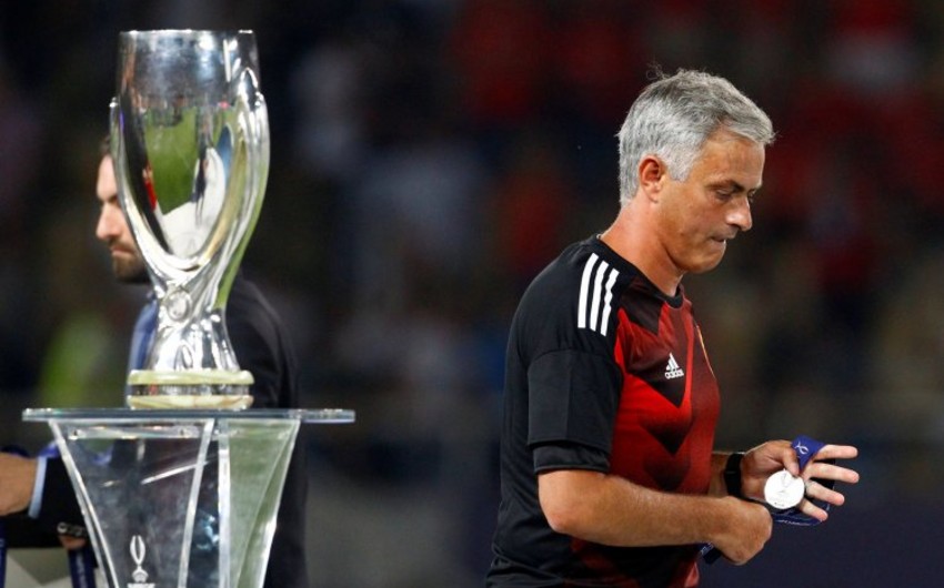 Mourinho gives his UEFA Super Cup medal to a fan - VIDEO