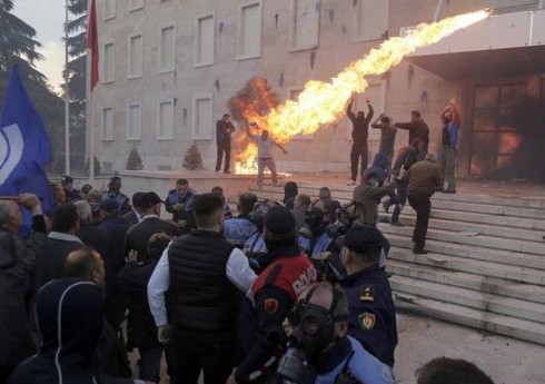 Протестующие в Албании попытались штурмовать здание парламента