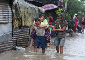 People 'jump from roof to roof' as floods kill 120 in Nepal