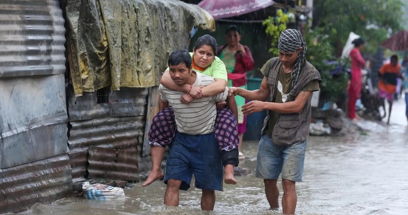 People 'jump from roof to roof' as floods kill 120 in Nepal