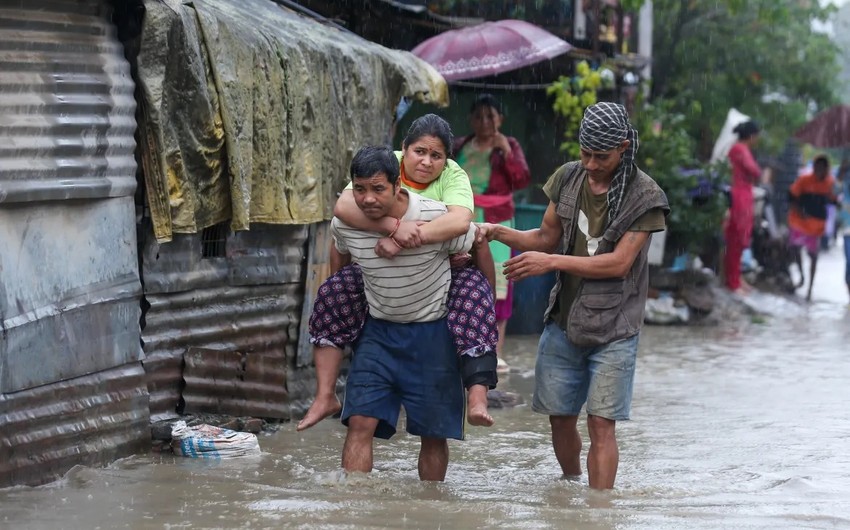 People 'jump from roof to roof' as floods kill 120 in Nepal