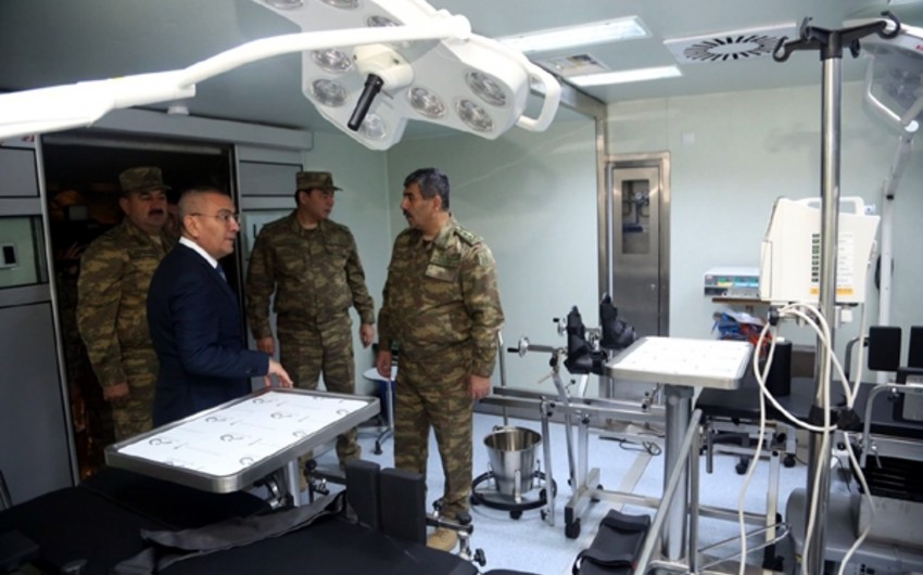 Министр обороны Азербайджана посетил мобильный полевой госпиталь в прифронтовой зоне
