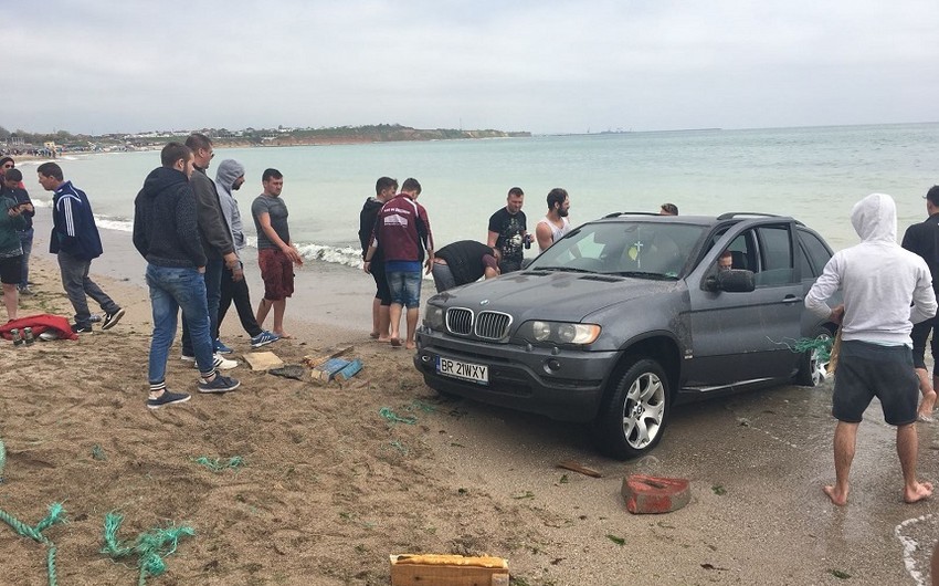В Румынии въехавший на автомобиле в море водитель оштрафован на 2 тысячи евро - ВИДЕО