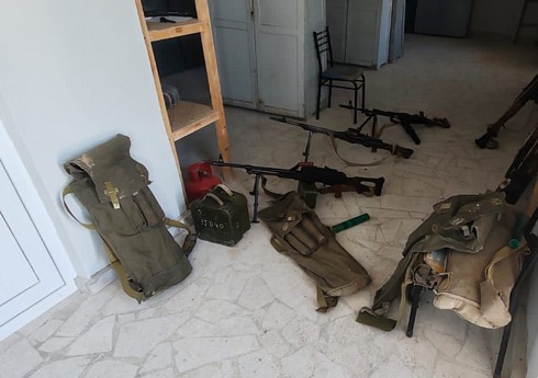В Ходжалы в музыкальной школе обнаружены оружие и боеприпасы